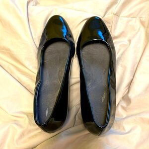 Barely worn super comfy Aerosole patent leather pumps. Size 7.5
